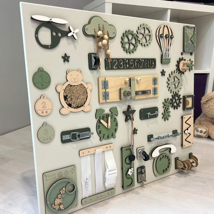 Velký activity board na zeď pro učení BusyBunnyToys 60 × 70 cm, šalvějově zelené provedení, pohled z boku