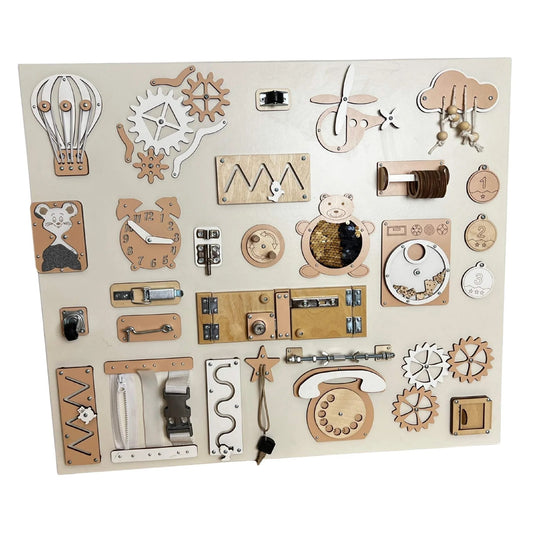 Velký activity board na zeď BusyBunnyToys 60 × 70 cm, béžové provedení, pohled z boku