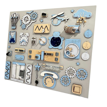 Velký activity board na zeď BusyBunnyToys 60 × 70 cm, světle modré provedení, pohled z boku