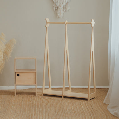 Dětská šatní skříň leg&go Montessori v přírodní barvě s tyčí na ramínka a skříňkou s posuvnými dvířky – pohled 4