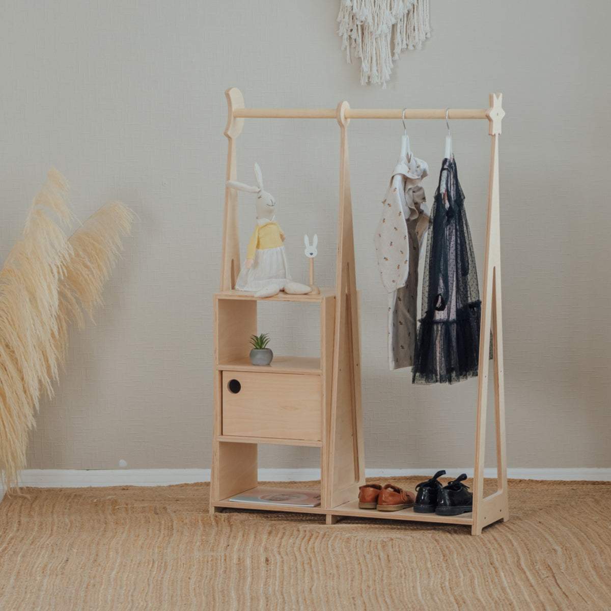 Dětská šatní skříň leg&go Montessori v přírodní barvě s tyčí na ramínka a skříňkou s posuvnými dvířky – pohled 3