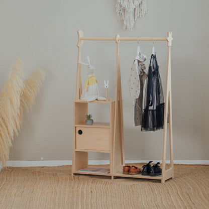 Dětská šatní skříň leg&go Montessori v přírodní barvě s tyčí na ramínka a skříňkou s posuvnými dvířky – pohled 3