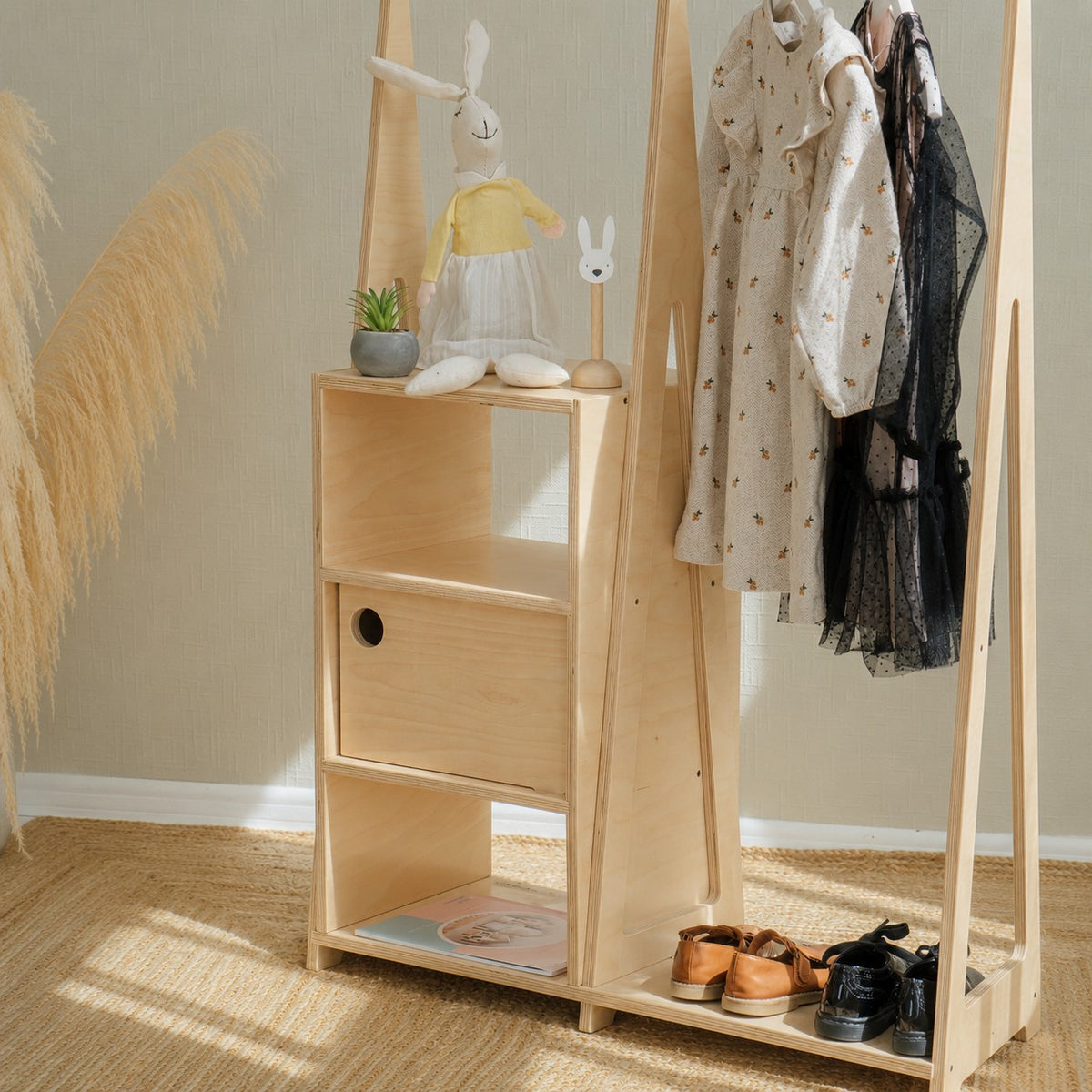 Dětská šatní skříň leg&go Montessori v přírodní barvě s tyčí na ramínka a skříňkou s posuvnými dvířky – pohled 5