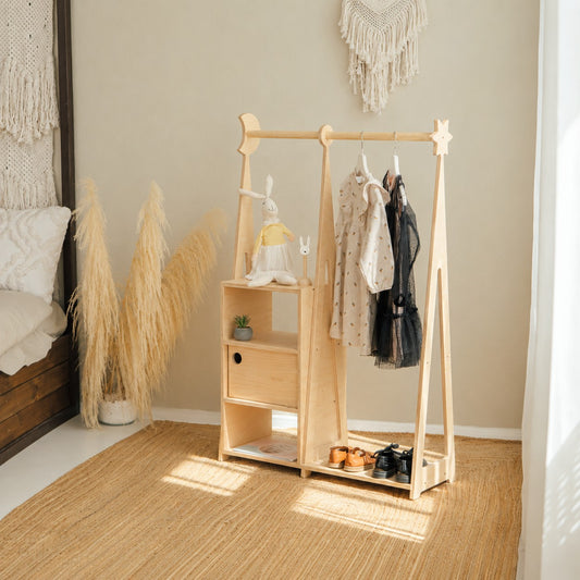 Dětská šatní skříň leg&go Montessori v přírodní barvě s tyčí na ramínka a skříňkou s posuvnými dvířky – pohled 2