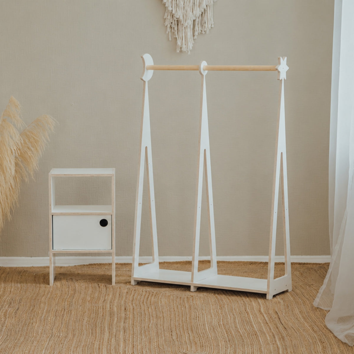 Dětská šatní skříň leg&go Montessori v bílé barvě s tyčí na ramínka a skříňkou s posuvnými dvířky – pohled 5