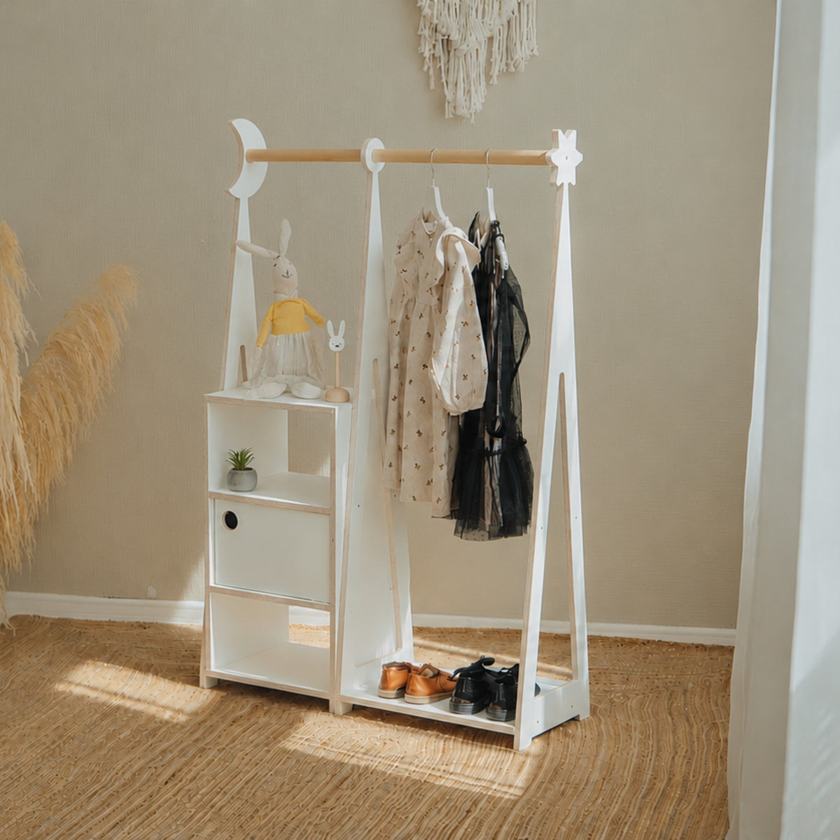 Dětská šatní skříň leg&go Montessori v bílé barvě s tyčí na ramínka a skříňkou s posuvnými dvířky – pohled 6