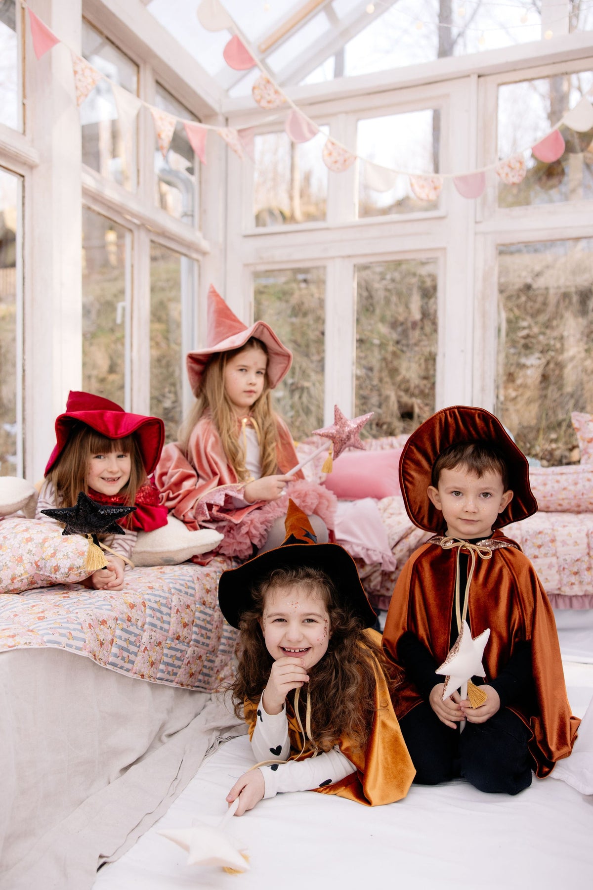 Zrzavá dětská pelerína s kapucí moi mili na Halloween, lesklý velur, otvory na ruce – fotografie 9