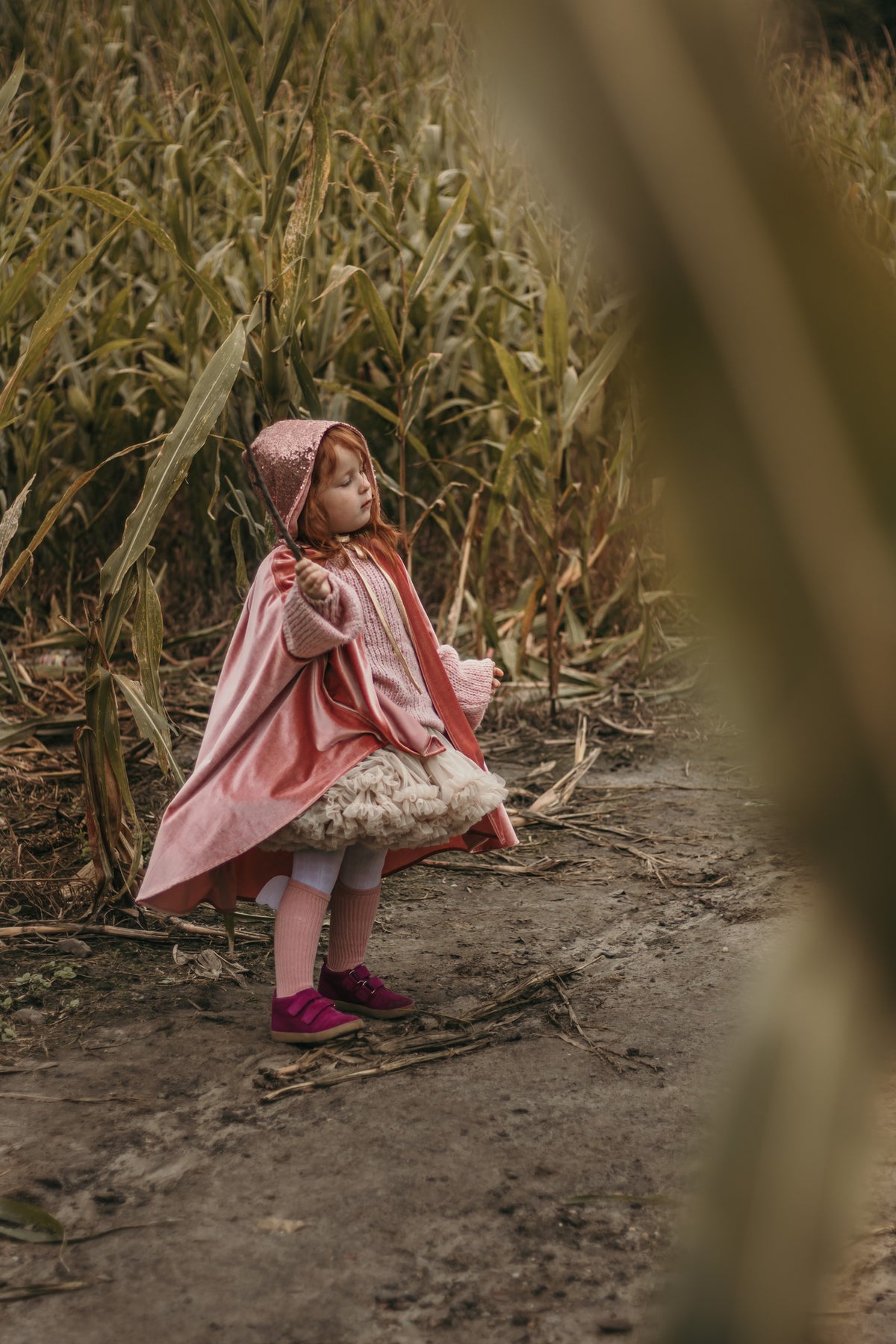 Dětská pelerína s kapucí moi mili Růžová Karkulka, růžový lesklý velur, otvory na ruce – fotografie 9