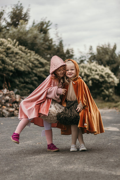Dětská pelerína s kapucí moi mili Růžová Karkulka, růžový lesklý velur, otvory na ruce – fotografie 8