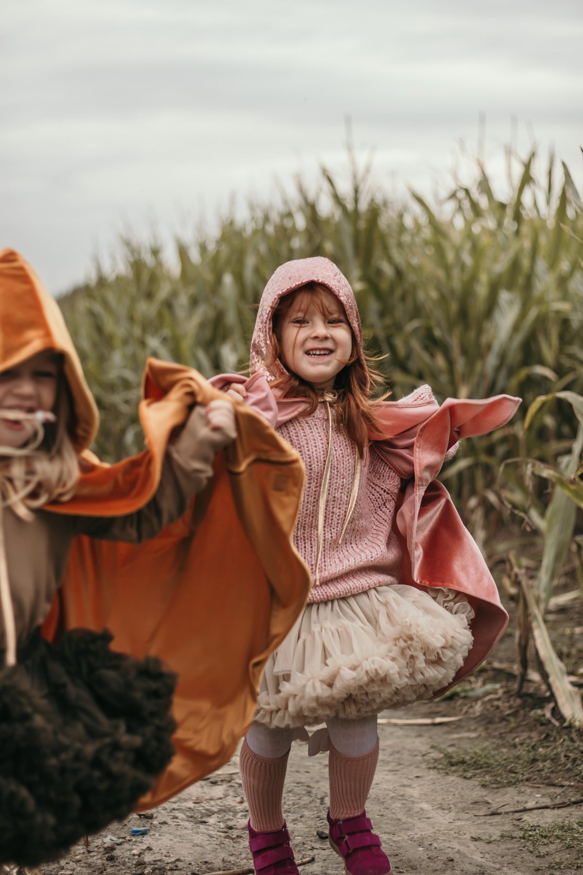 Dětská pelerína s kapucí moi mili Růžová Karkulka, růžový lesklý velur, otvory na ruce – fotografie 10