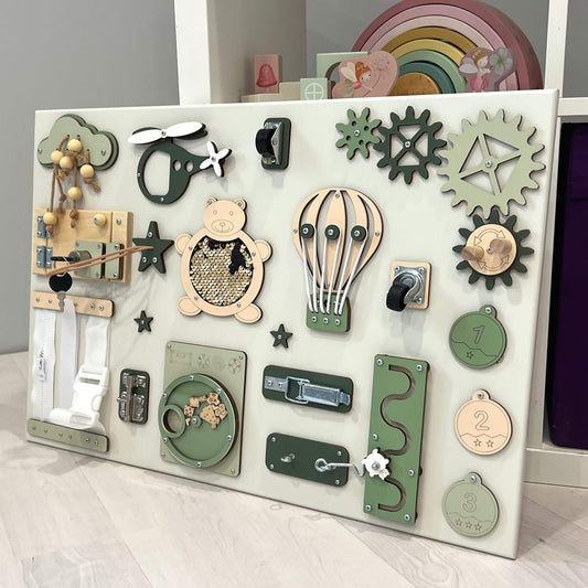 Montessori activity board na zeď BusyBunnyToys 40 × 60 cm, šalvějově zelené provedení, pohled z boku