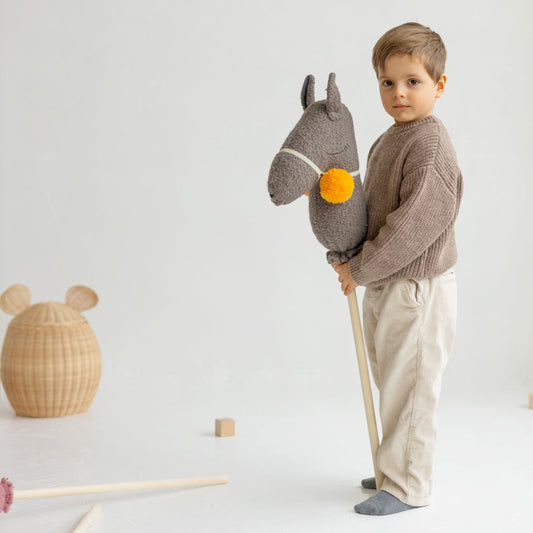 Hobby horse lama Minicamp na dřevěné tyči, šedá hlava z buklé se stříbrným střapcem a bambulkami