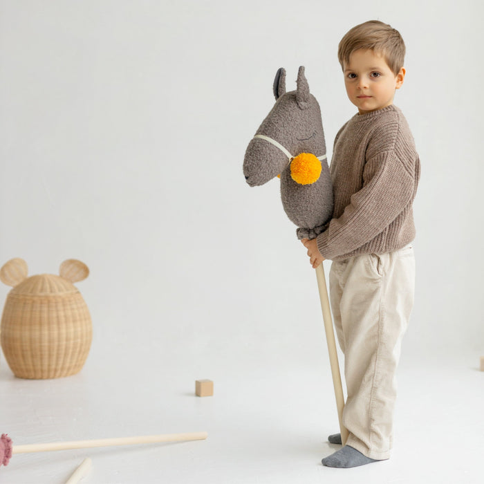 Hobby horse lama Minicamp na tyči z buklé, 95 cm – Šedá