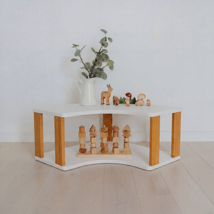 Rohový Montessori regál na hračky Corner One Little Pine – 60 × 60 cm, 2 police, bílá / hnědý olej