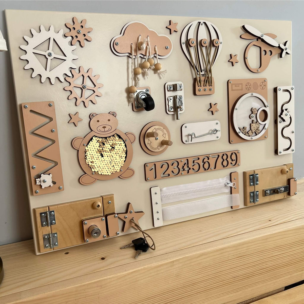 Activity board s dvířky a zámky BusyBunnyToys 40 × 60 cm, béžové provedení