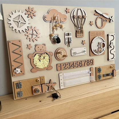 Activity board s dvířky a zámky BusyBunnyToys 40 × 60 cm, béžové provedení