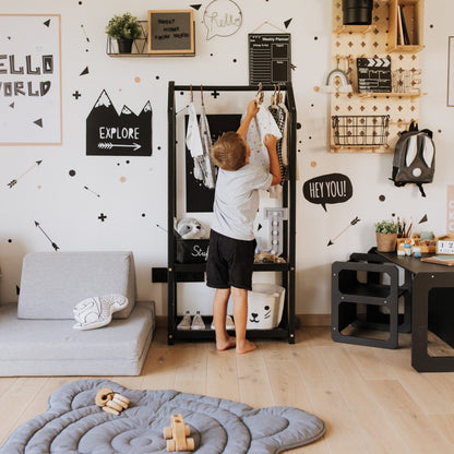 Montessori dětský šatník ve tvaru domečku
