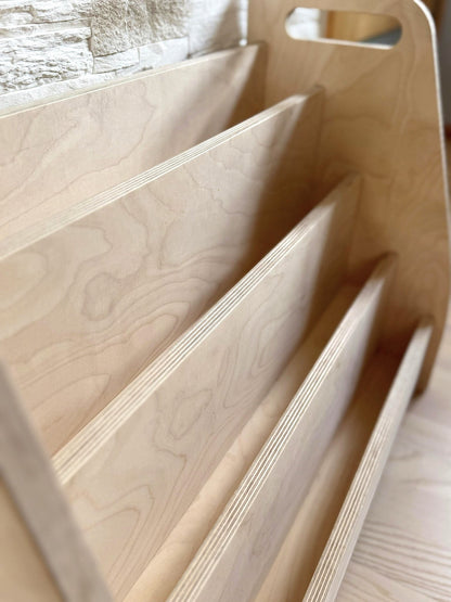 Montessori knihovna – 4 patra předních polic