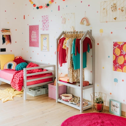 Montessori dětský šatník ve tvaru domečku