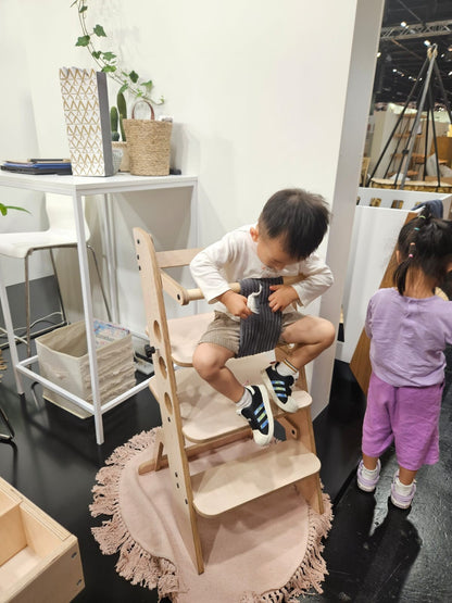 Montessori učící věž a jídelní židlička Louis