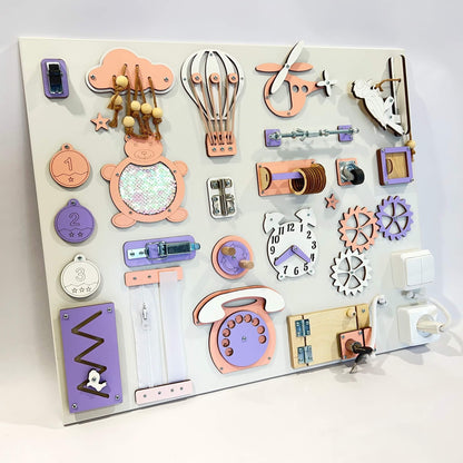 Activity board na zeď BusyBunnyToys 50 × 60 cm, růžovo-fialové provedení, pohled z boku
