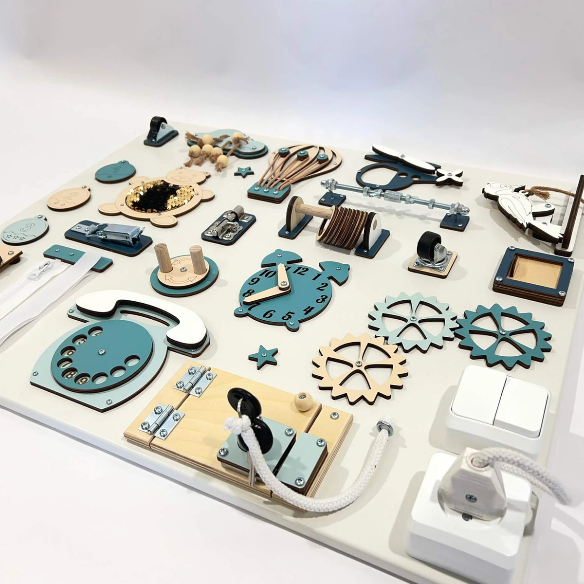 Activity board na zeď BusyBunnyToys 50 × 60 cm, petrolejové provedení, pohled z boku