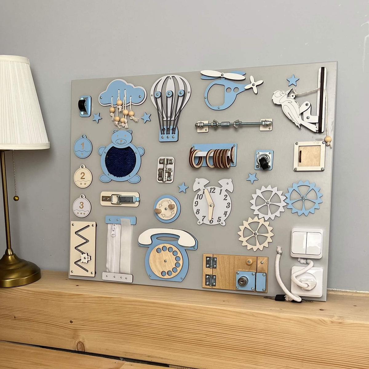 Activity board na zeď BusyBunnyToys 50 × 60 cm, světle modré provedení