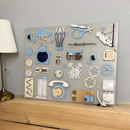 Activity board na zeď BusyBunnyToys 50 × 60 cm, světle modré provedení