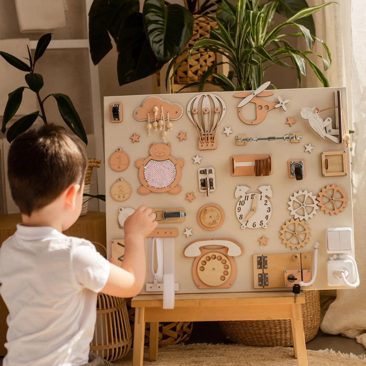 Chlapec si hraje s activity boardem na zeď BusyBunnyToys 50 × 60 cm, béžové provedení