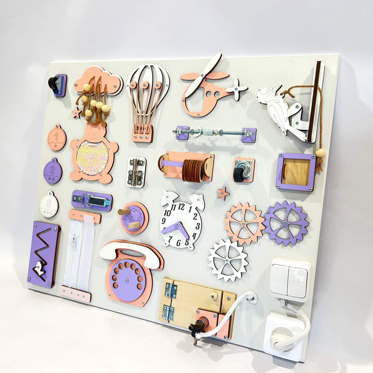 Activity board na zeď BusyBunnyToys 50 × 60 cm, růžovo-fialové provedení