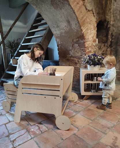 Montessori set – výškově nastavitelný stůl a židle „Wagon Wheel“