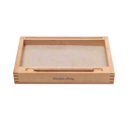 Malý Montessori pískový tác Wooden Story s držákem kartiček a dřevěnou tužkou