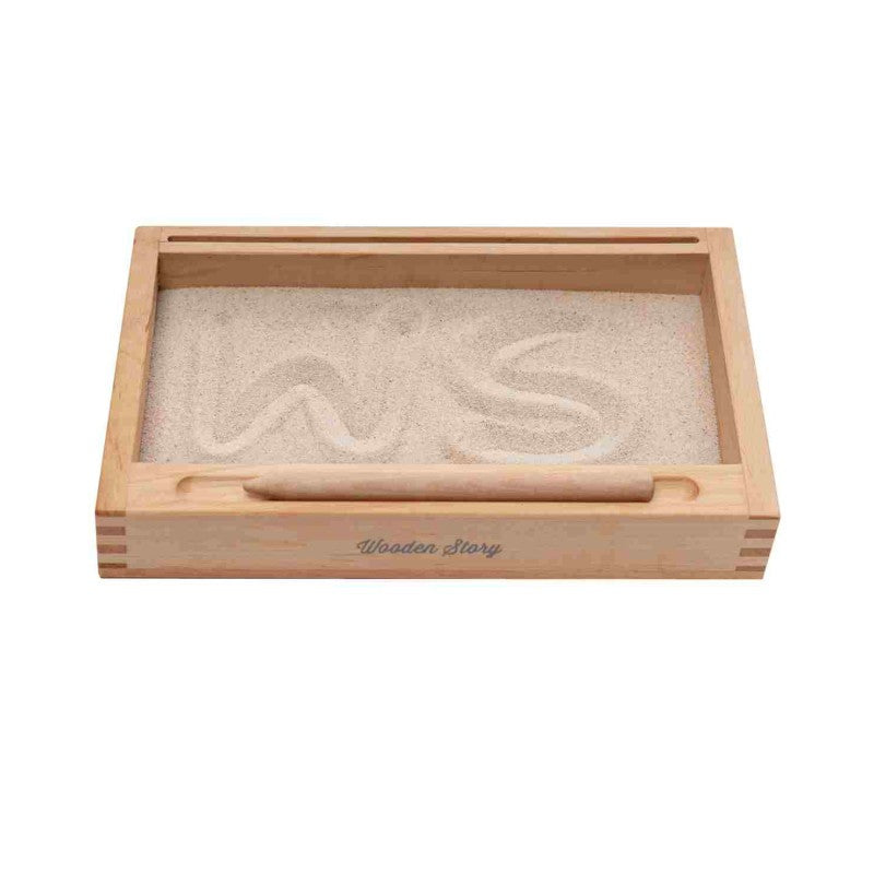 Malý Montessori pískový tác Wooden Story s držákem kartiček a dřevěnou tužkou – pohled 2