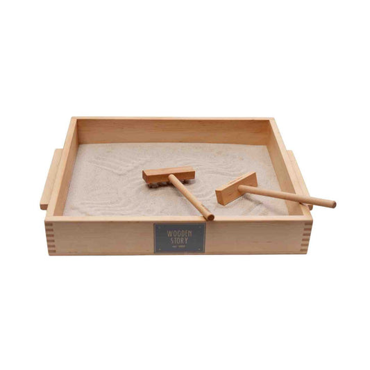 Velký Montessori pískový tác Wooden Story s pískem a dvěma dřevěnými hrabičkami
