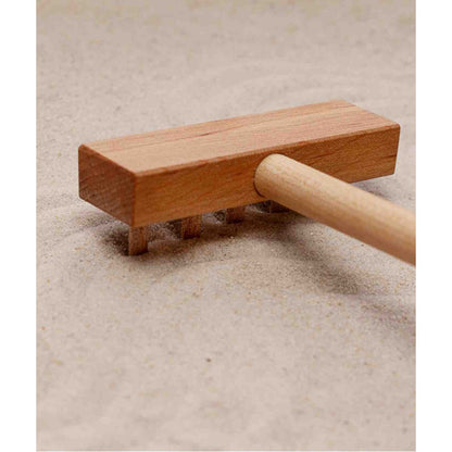 Velký Montessori pískový tác Wooden Story s pískem a dvěma dřevěnými hrabičkami – pohled 3