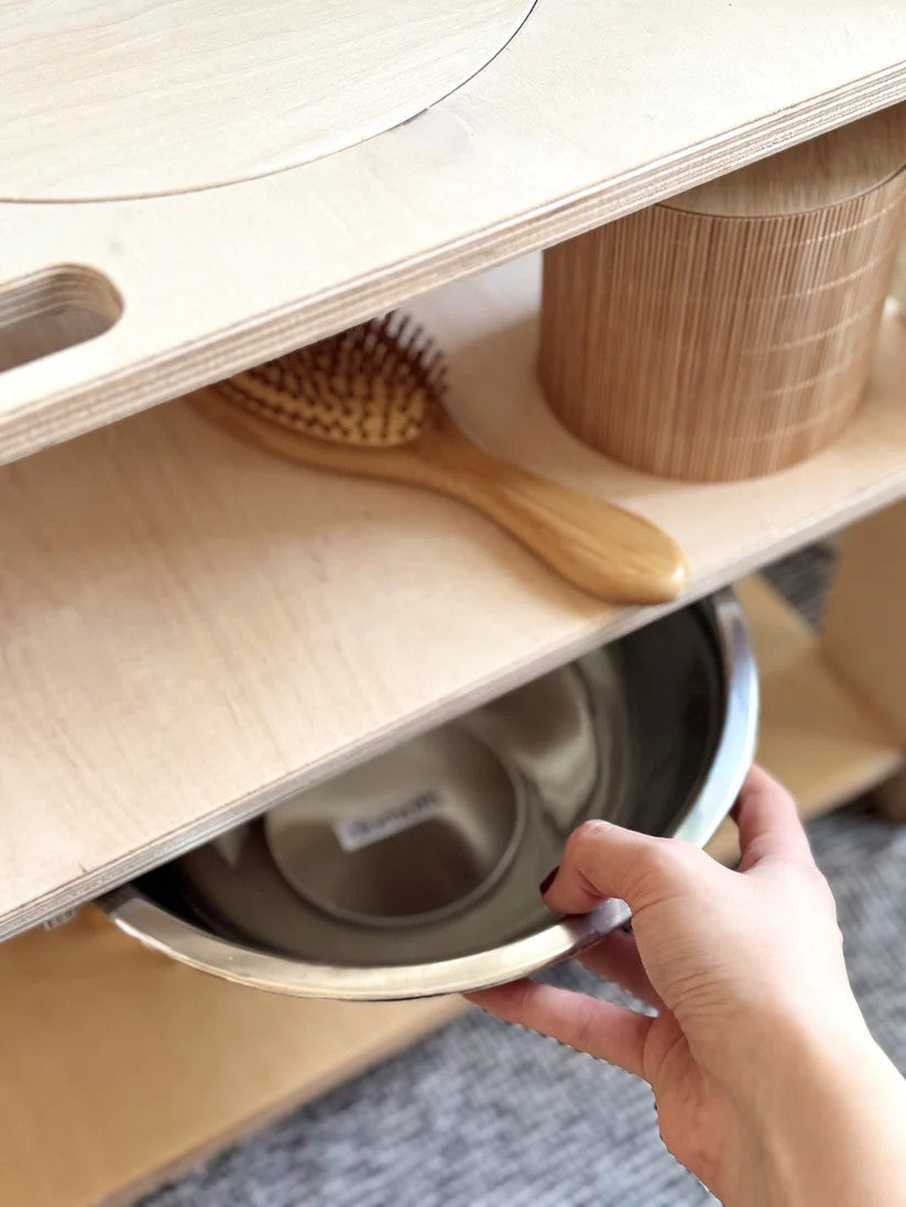 Přenosná dětská mycí stanice OakHill s kulatým dřevěným víkem a smaltovanou miskou Ø 24 cm – pohled 10