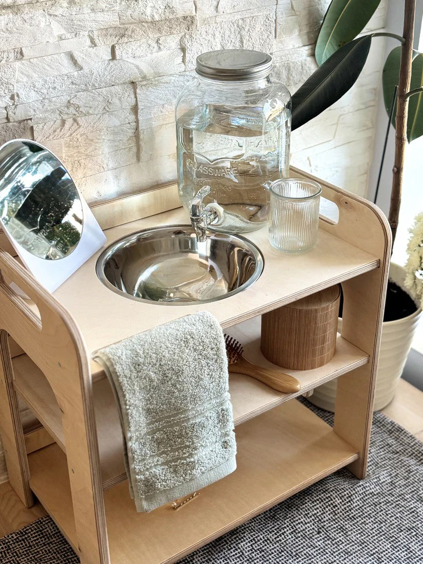 Přenosná dětská mycí stanice OakHill s kulatým dřevěným víkem a smaltovanou miskou Ø 24 cm – pohled 2