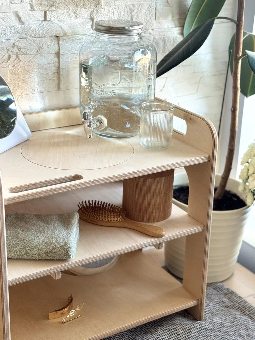 Přenosná dětská mycí stanice OakHill s kulatým dřevěným víkem a smaltovanou miskou Ø 24 cm – pohled 3