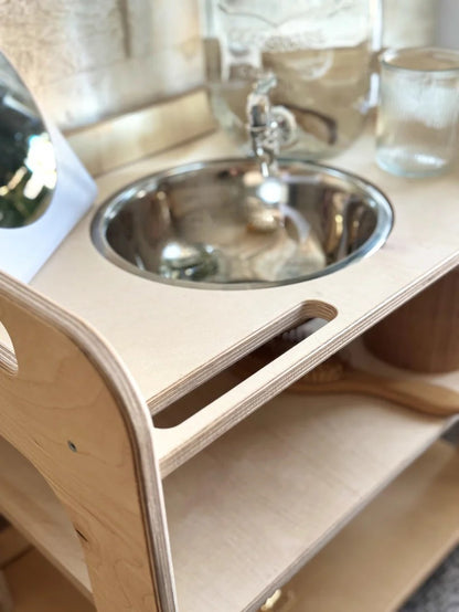 Přenosná dětská mycí stanice OakHill s kulatým dřevěným víkem a smaltovanou miskou Ø 24 cm – pohled 6