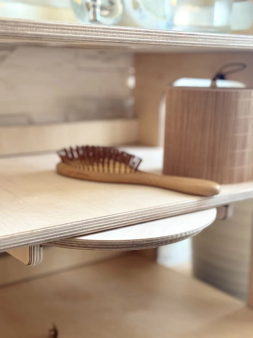 Přenosná dětská mycí stanice OakHill s kulatým dřevěným víkem a smaltovanou miskou Ø 24 cm – pohled 9