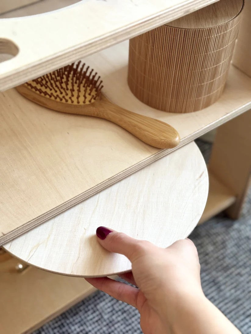 Přenosná dětská mycí stanice OakHill s kulatým dřevěným víkem a smaltovanou miskou Ø 24 cm – pohled 8