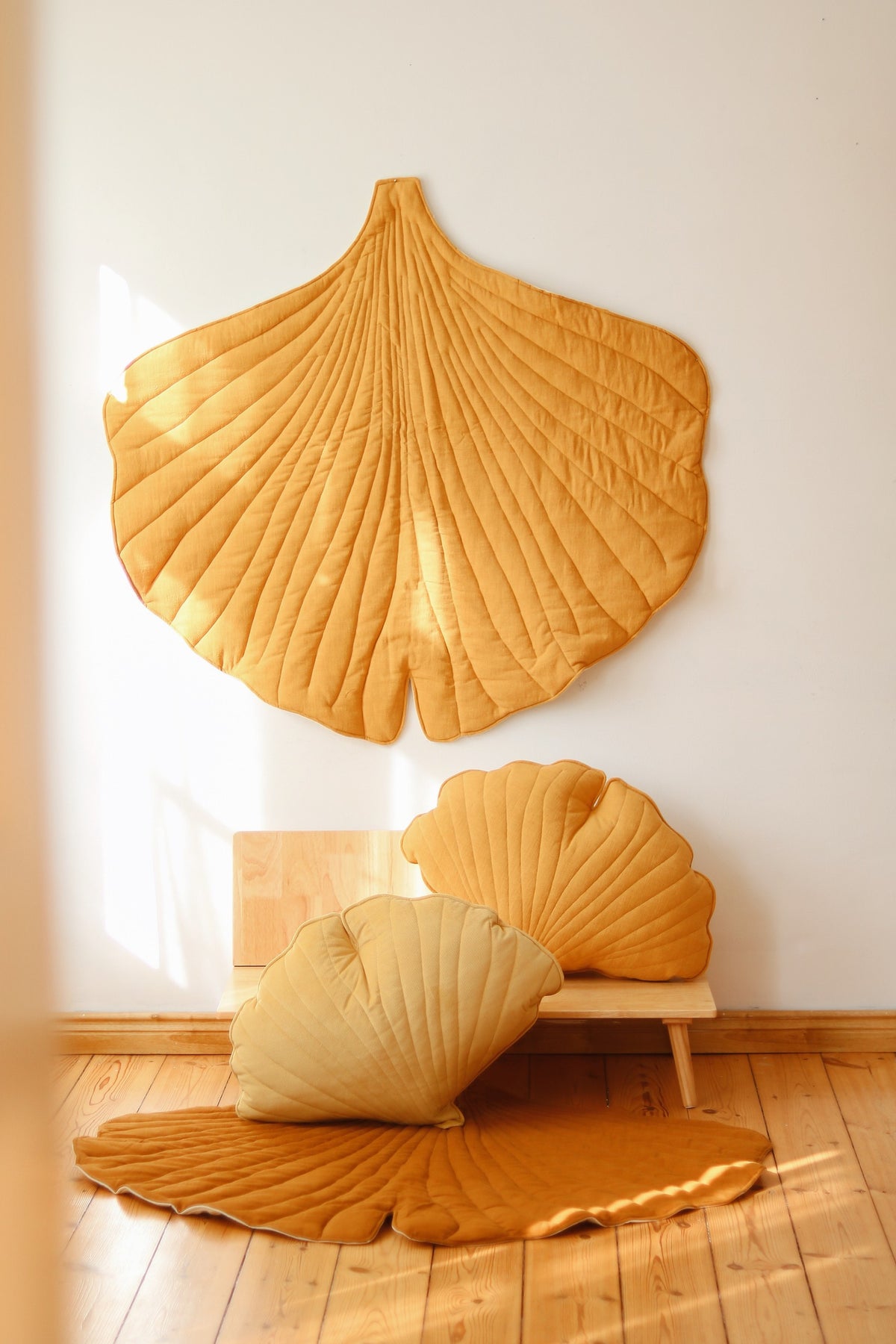 Lněná podložka moi mili ve tvaru listu ginkga, barva mango, přibližně 110 × 120 cm – fotografie 4