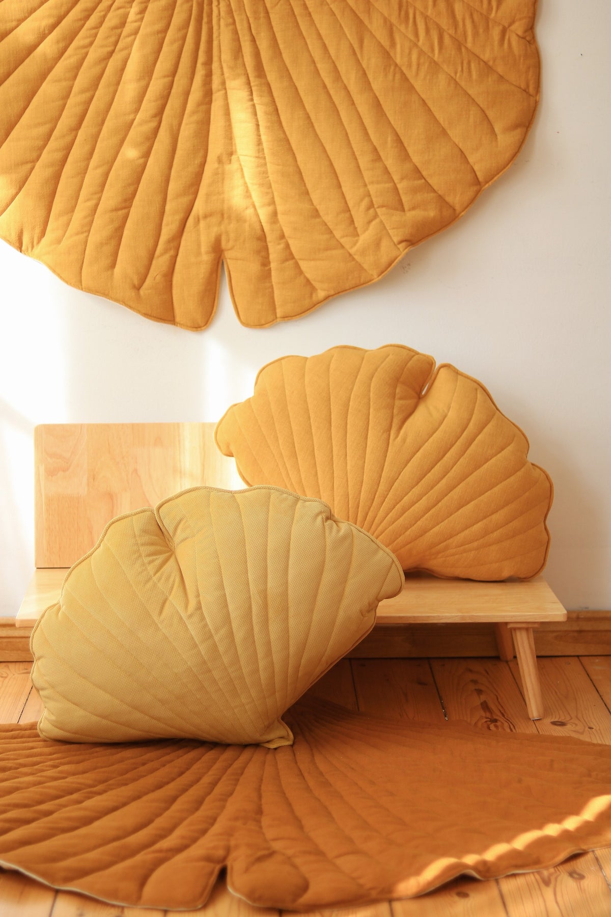 Lněná podložka moi mili ve tvaru listu ginkga, barva mango, přibližně 110 × 120 cm – fotografie 3