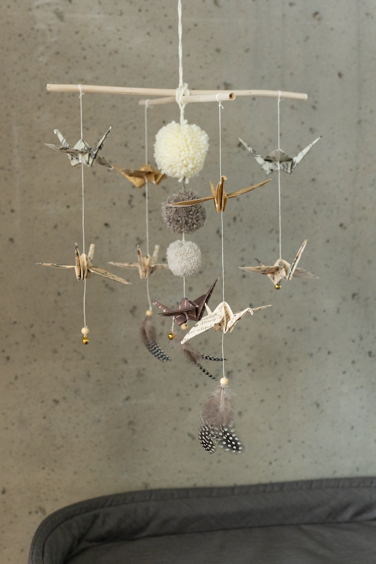 Zlatý origami mobil moi mili Gold Dust, papírové jeřáby na dřevěných tyčkách – fotografie 6