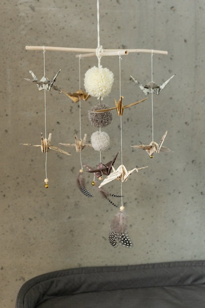 Zlatý origami mobil moi mili Gold Dust, papírové jeřáby na dřevěných tyčkách – fotografie 6
