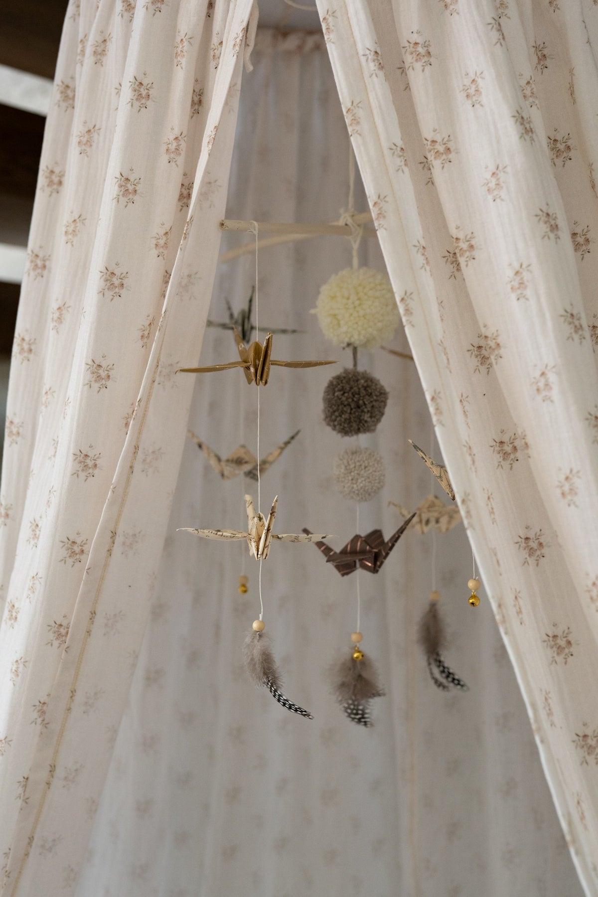 Zlatý origami mobil moi mili Gold Dust, papírové jeřáby na dřevěných tyčkách – fotografie 3