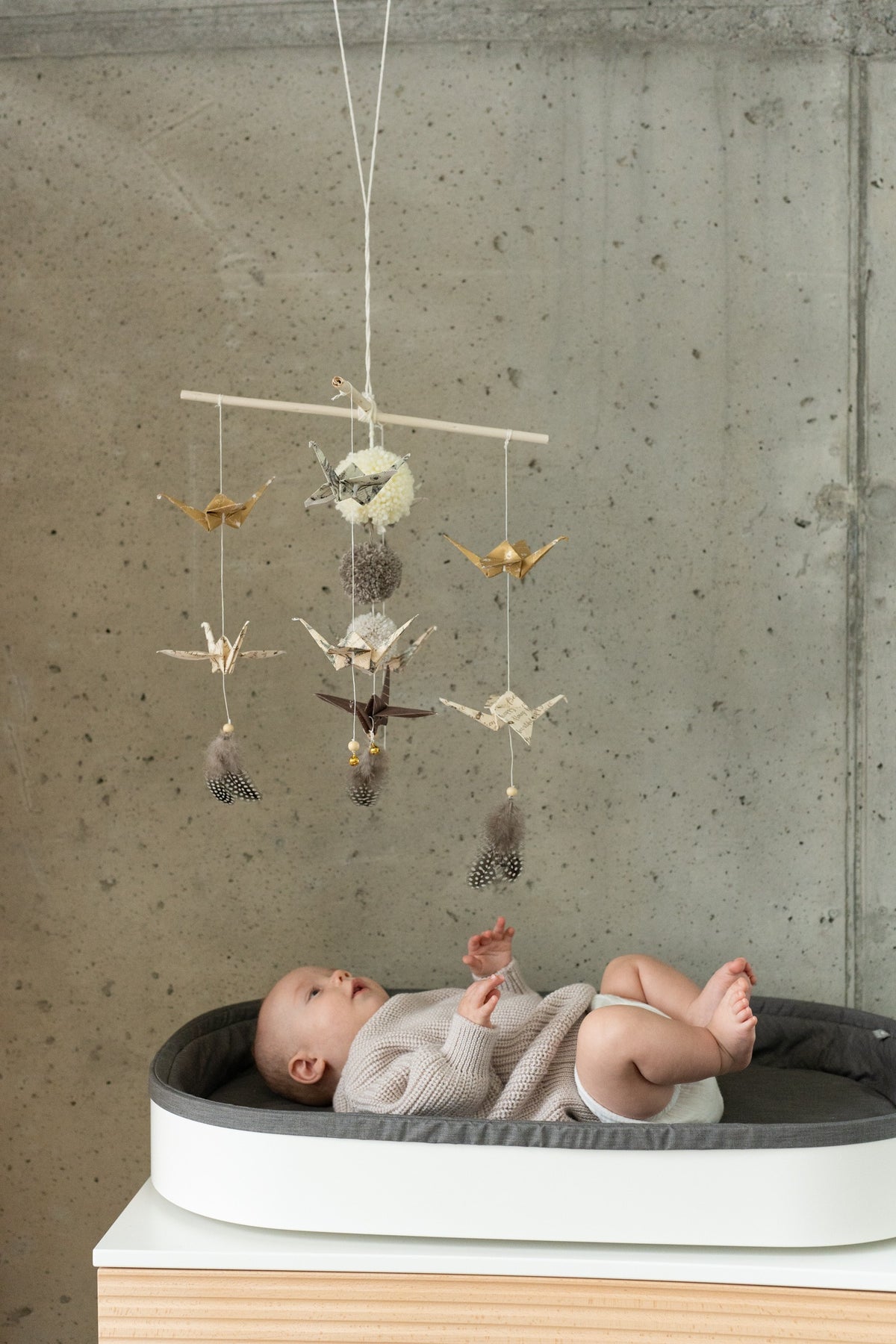 Zlatý origami mobil moi mili Gold Dust, papírové jeřáby na dřevěných tyčkách – fotografie 7