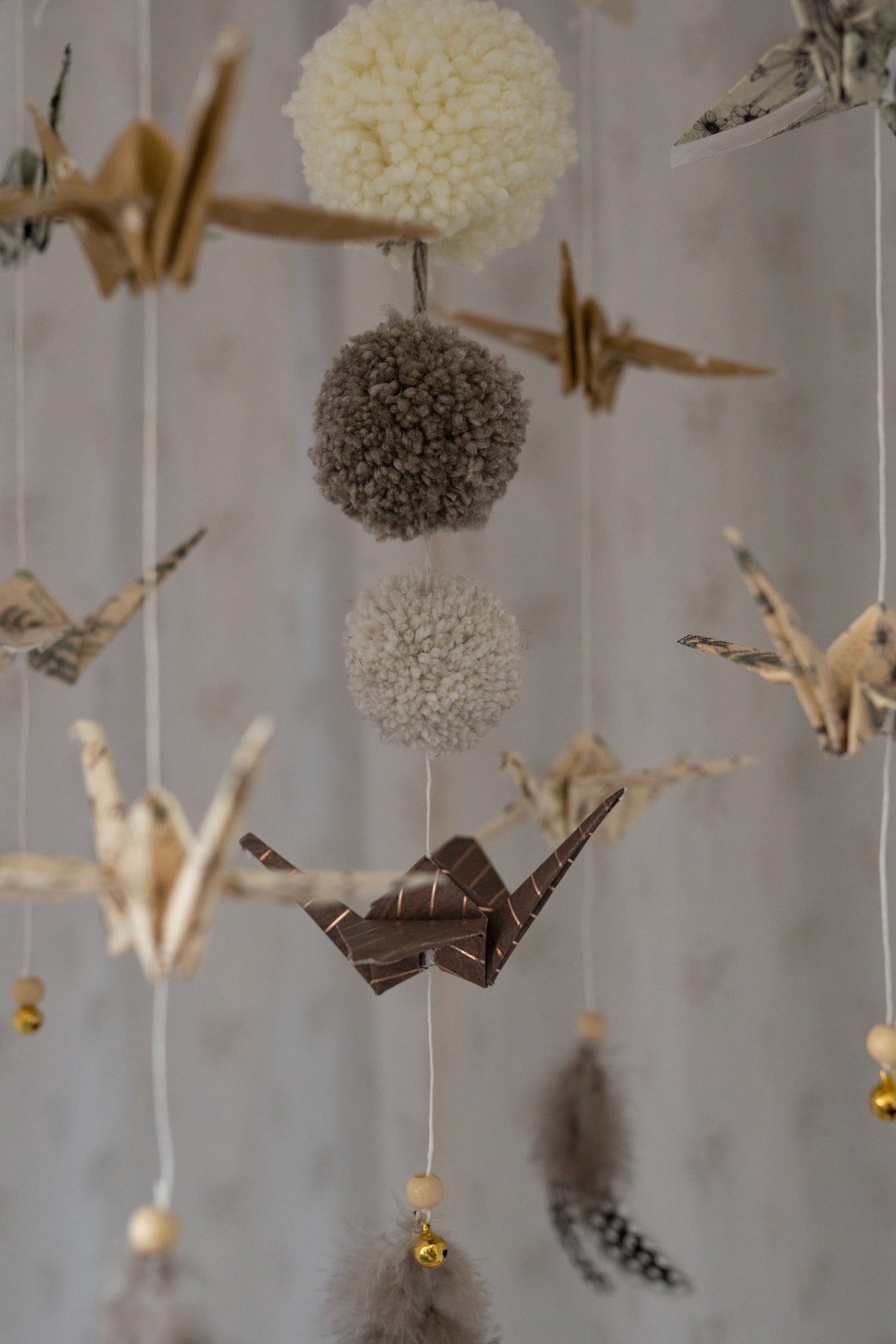 Zlatý origami mobil moi mili Gold Dust, papírové jeřáby na dřevěných tyčkách – fotografie 4
