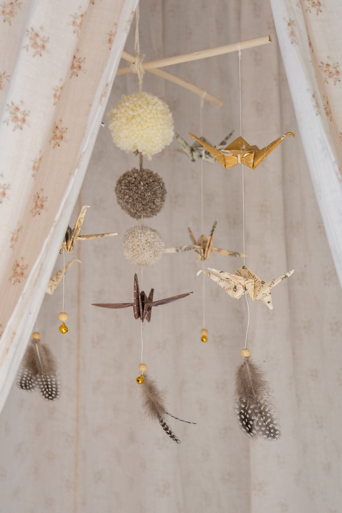 Zlatý origami mobil moi mili Gold Dust, papírové jeřáby na dřevěných tyčkách – fotografie 5