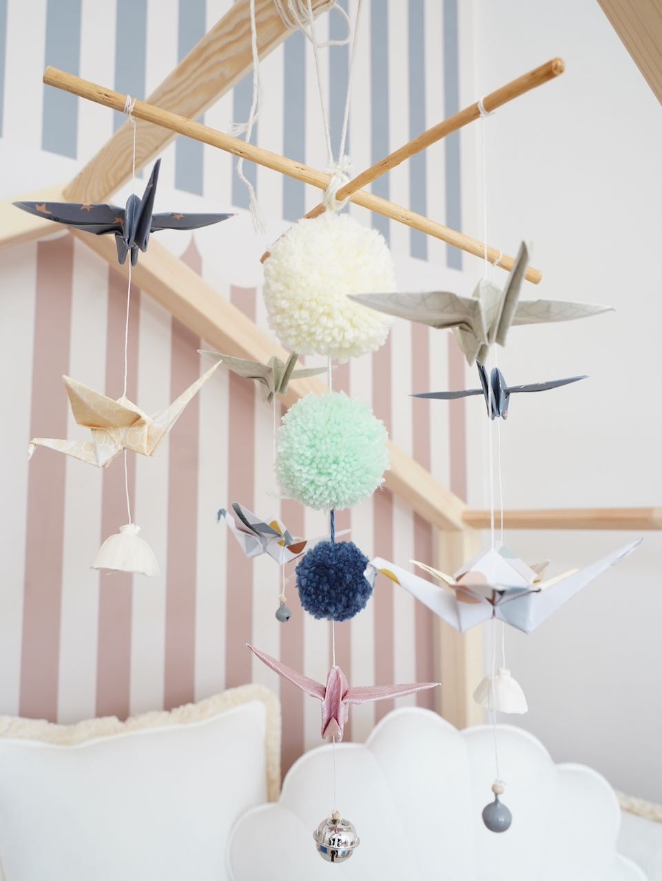 Origami mobil moi mili v pastelových barvách, papírové jeřáby, bambulky, peří a zvonečky – fotografie 4